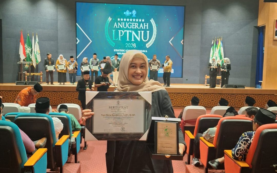 Kepala UPT Perpustakaan dan Kearsipan Digital UNUSA Raih Juara 1 Anugerah Nasional LPTNU Kategori Staf – Karya Kependidikan Bidang Pengabdian